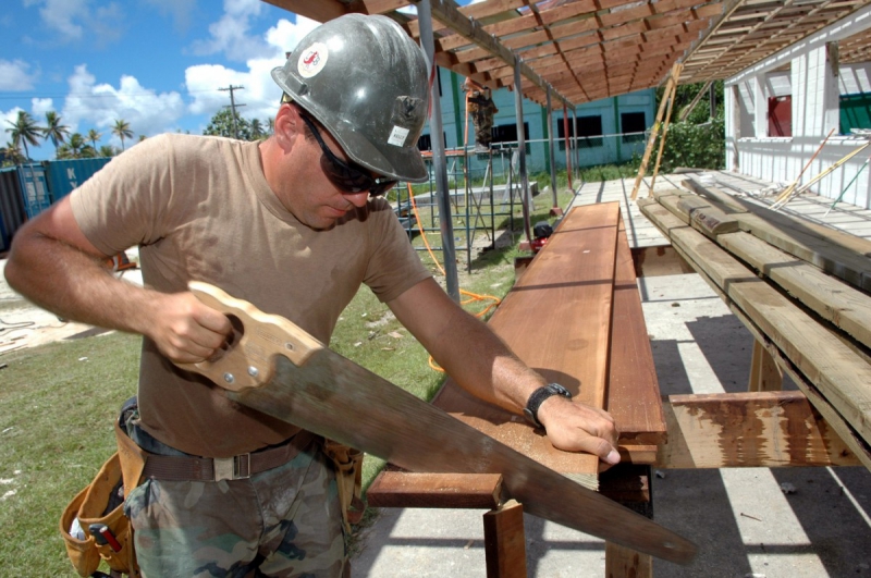 charpentier-LA CROIX SUR ROUDOULE-min_worker_construction_building_carpenter_male_job_build_helmet-893290